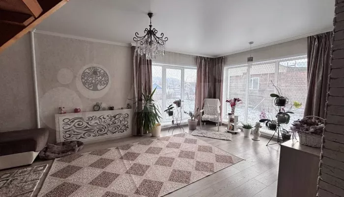Дом на горе с окнами в пол продают в Республике Алтай за 14,3 млн рублей. Фото