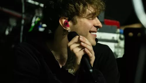 Егор Крид приехал на новогодние съемки в инвалидной коляске и с гипсом. Фото