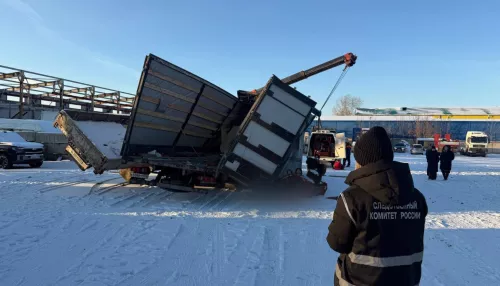 Водителя барнаульской компании насмерть придавило упавшим автокраном в Красноярске