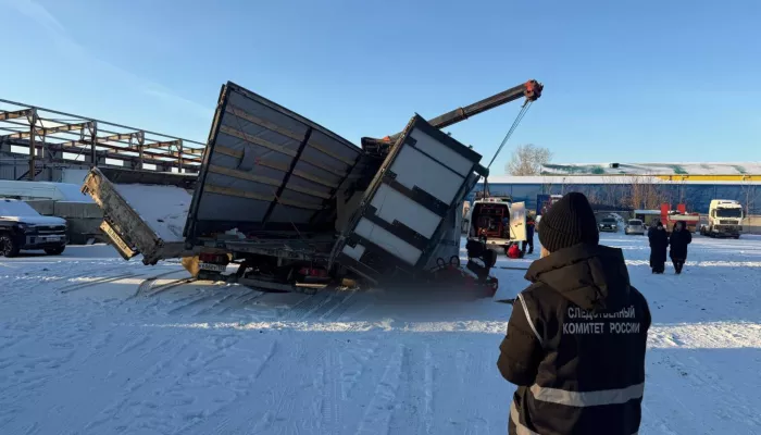 Водителя барнаульской компании насмерть придавило упавшим автокраном в Красноярске