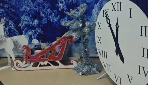 Гирлянды, олени, огни: как школы и детсады Барнаула украсили к Новому году. Фото