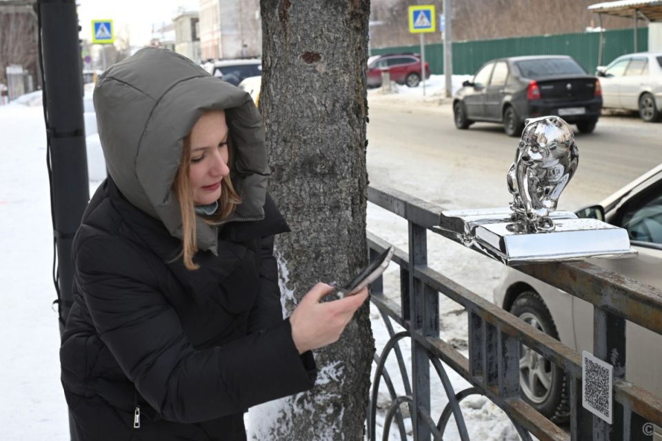 QR-код возле статуэтки 