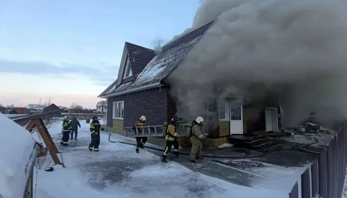 Крупный пожар произошел в частном доме в Рубцовске из-за перекала печи