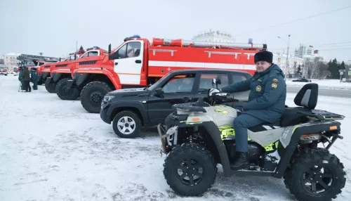 Алтайским спасателям вручили новую пожарную технику. Фото