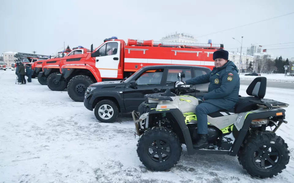 Алтайским спасателям вручили новую пожарную технику. Фото