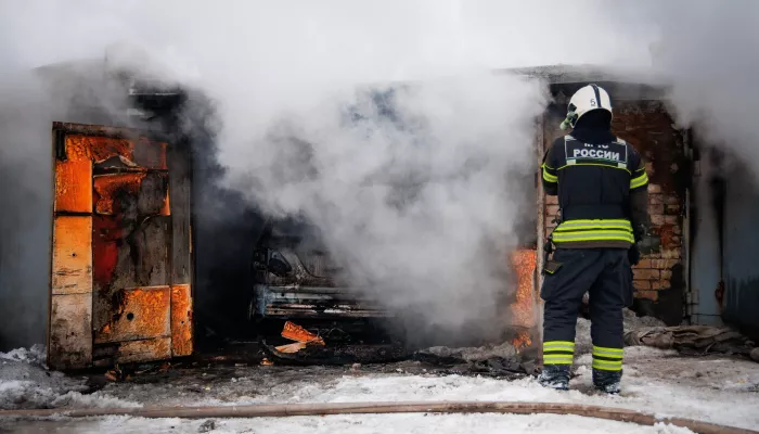 В Барнауле на улице Трактовой произошел серьезный пожар в гаражах. Фото