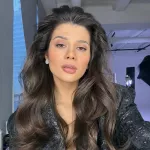 Жена Александра Петрова показала фигуру в дерзком мини и декольте. Фото