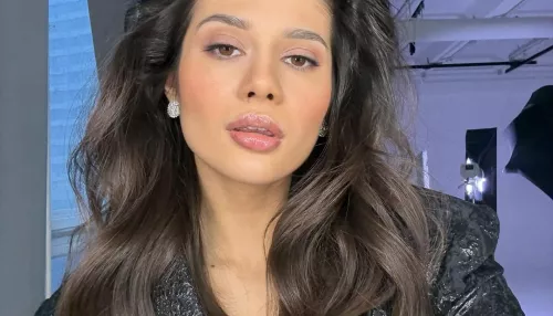 Жена Александра Петрова показала фигуру в дерзком мини и декольте. Фото