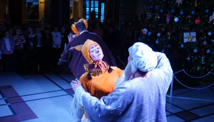 В Барнауле начались новогодние елки для школьников