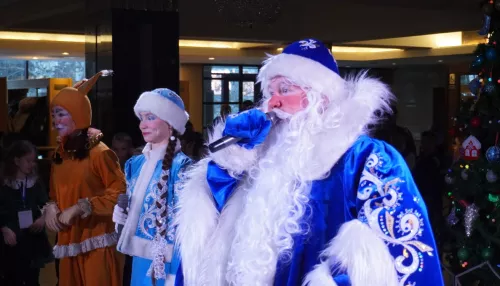 В Барнауле начались новогодние елки для школьников