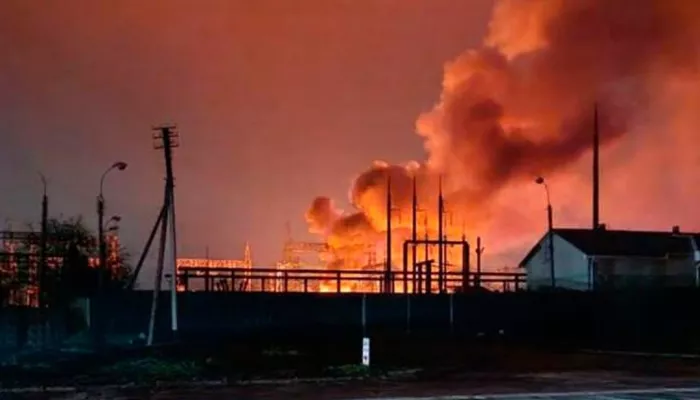 Зарево и грибовидное облако: на Украине ночью прогремели взрывы