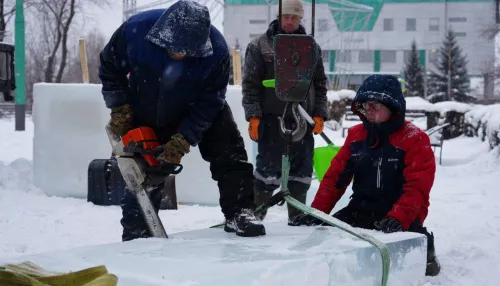 В Бийске начали возведение космического новогоднего городка