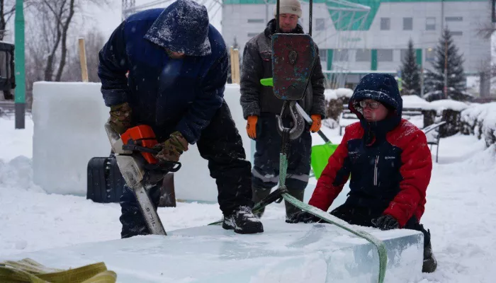 В Бийске начали возведение космического новогоднего городка