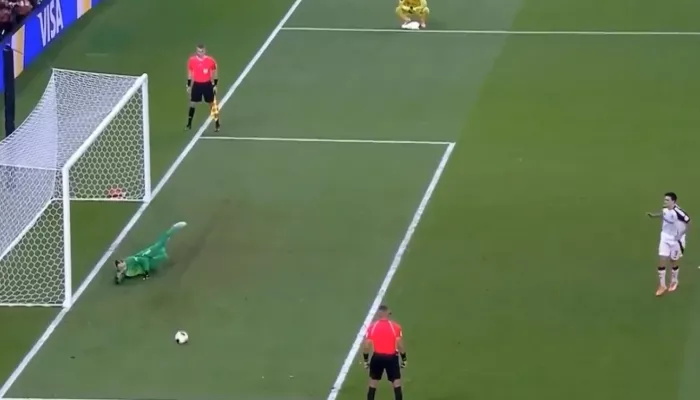 Как российский футболист Сафонов отбил четыре пенальти и поставил рекорд. Видео