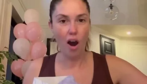 Первый выход после роддома: Агата Муцениеце появилась на публике с мужем. Фото