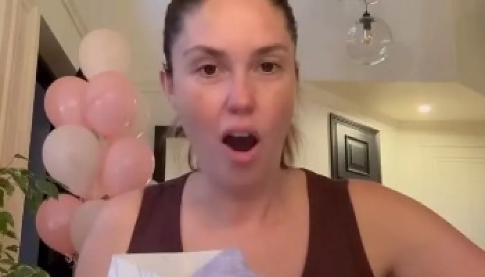 Первый выход после роддома: Агата Муцениеце появилась на публике с мужем. Фото