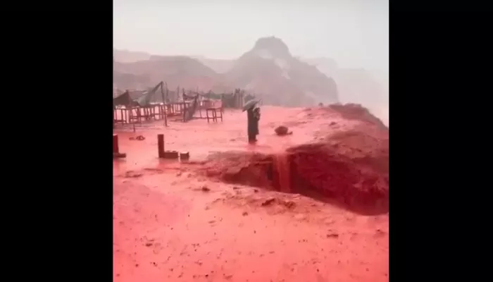 Кровавый дождь окрасил землю в багровый цвет в Иране. Видео