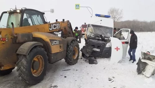 В Алтайском крае медика зажало в машине скорой помощи в ДТП с трактором
