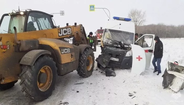 В Алтайском крае медика зажало в машине скорой помощи в ДТП с трактором