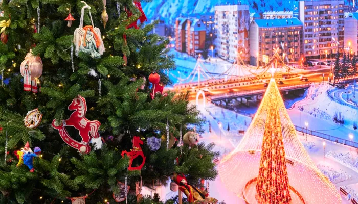 Елку желаний в Республике Алтай украсили уникальными игрушками ремесленников