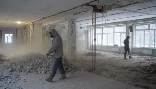 Замглавы Барнаула проверил, как идет капитальный ремонт школы № 102