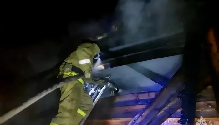 Огнеборцы потушили два пожара в Республике Алтай: горели баня и жилой дом