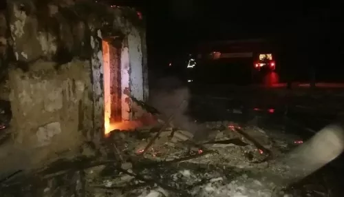 Тела двух мужчин нашли при разборе завалов после пожара в алтайском селе