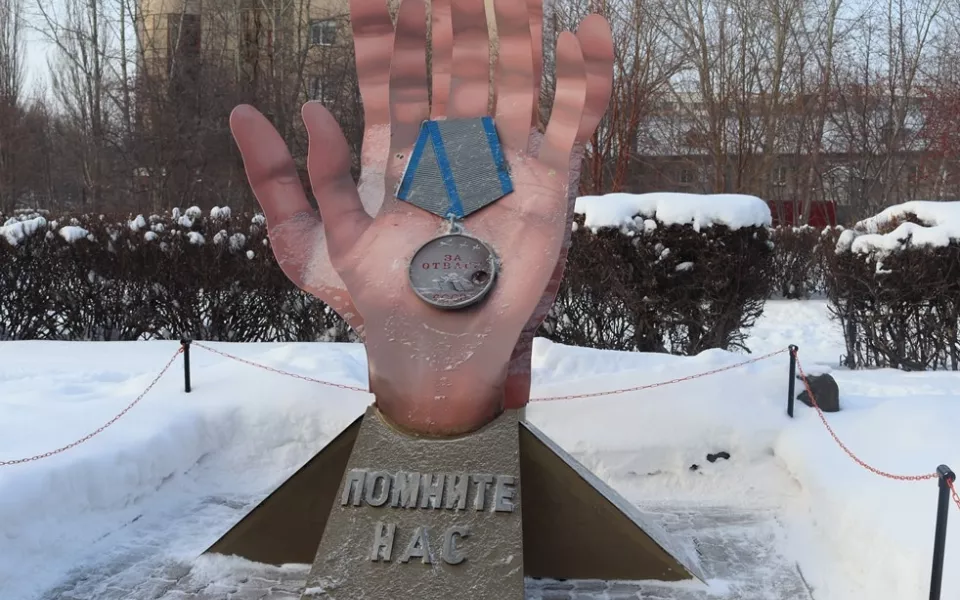 Арт-объект Помните нас открыли на Аллее Памяти в Барнауле