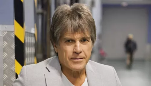 Певец Алексей Глызин с другими пассажирами утихомирил пьяную дебоширку самолета