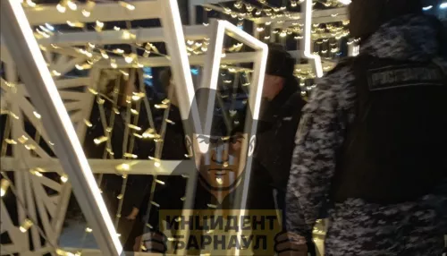 Молодого человека ранили ножом возле уличного катка в Барнауле