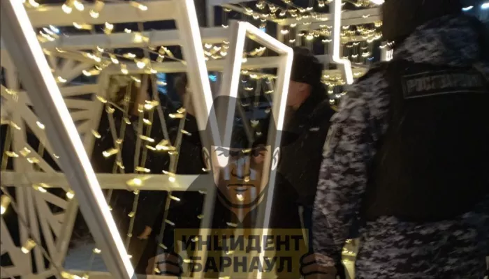 Молодого человека ранили ножом возле уличного катка в Барнауле