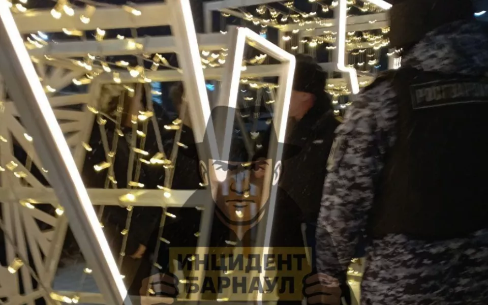 Молодого человека ранили ножом возле уличного катка в Барнауле