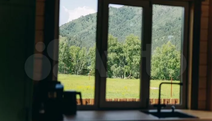 Просторный дом возле Катуни продают в Горном Алтае за 23,8 млн рублей. Фото