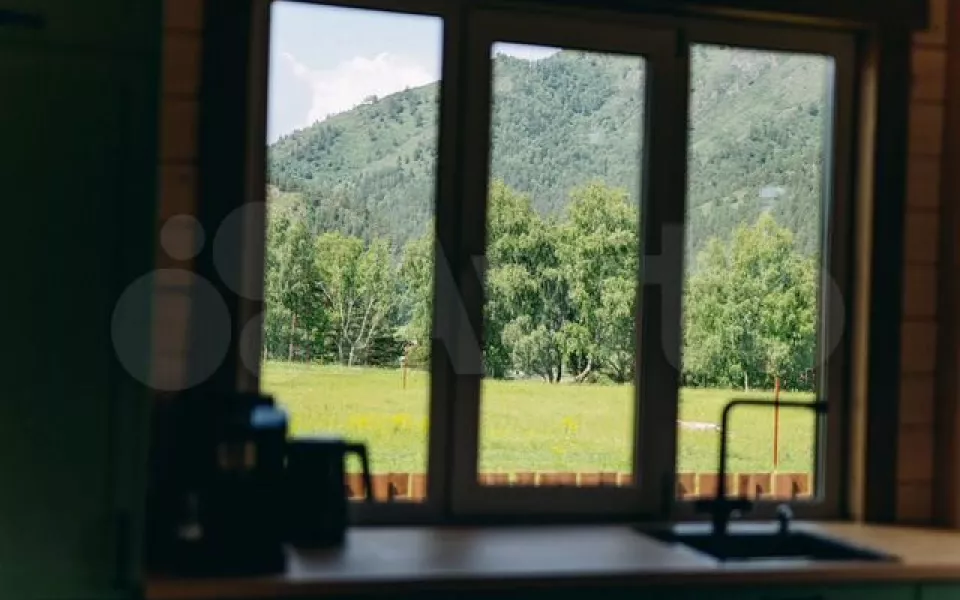 Просторный дом возле Катуни продают в Горном Алтае за 23,8 млн рублей. Фото