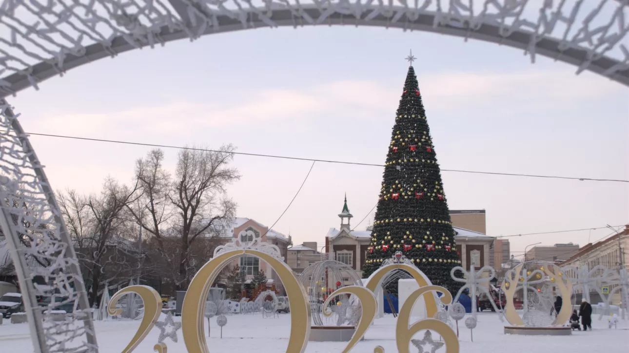 Новогодние игрушки: как в Барнауле украшают площадь Свободы к Новому году. Фото