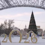 Новогодние игрушки: как в Барнауле украшают площадь Свободы к Новому году. Фото