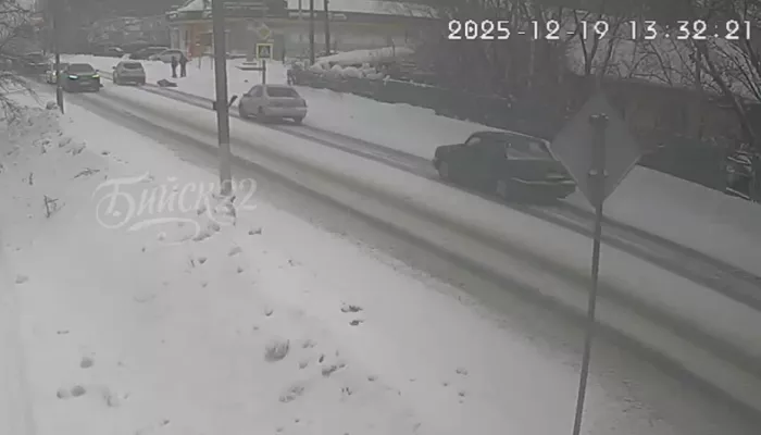 Автомобилист сбил 11-летнюю девочку Бийске. Видео аварии