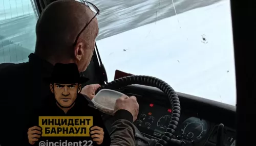 Многофункционального водителя заметили на автобусном рейсе Барнаул — Белокуриха