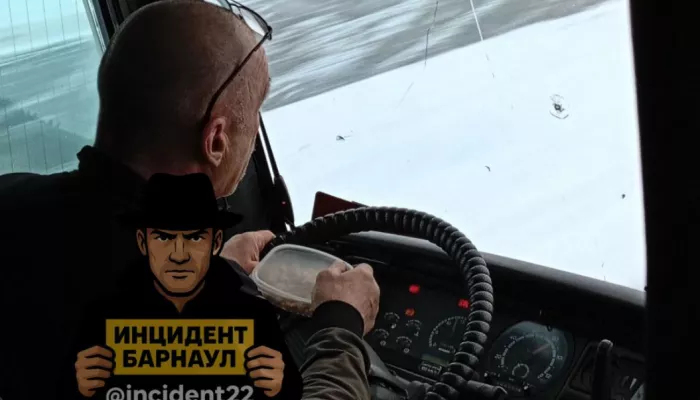 Многофункционального водителя заметили на автобусном рейсе Барнаул — Белокуриха