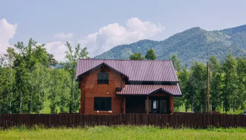 Двухэтажный дом с евроремонтом в пяти минутах от Катуни продают в Горном Алтае. Фото