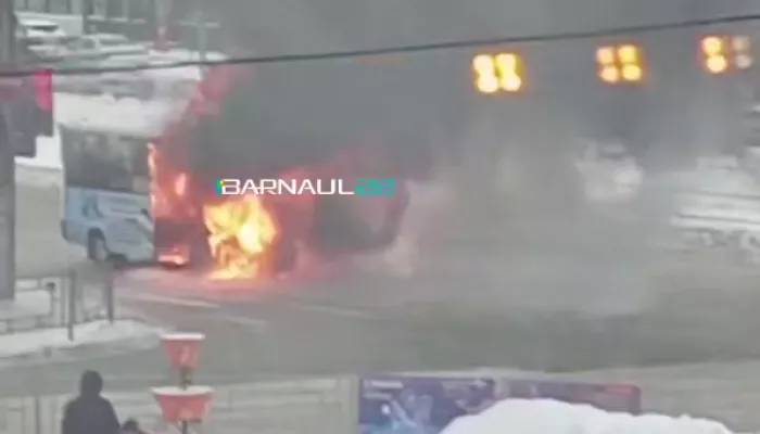 Маршрутка загорелась на проспекте Ленина в центре Барнаула