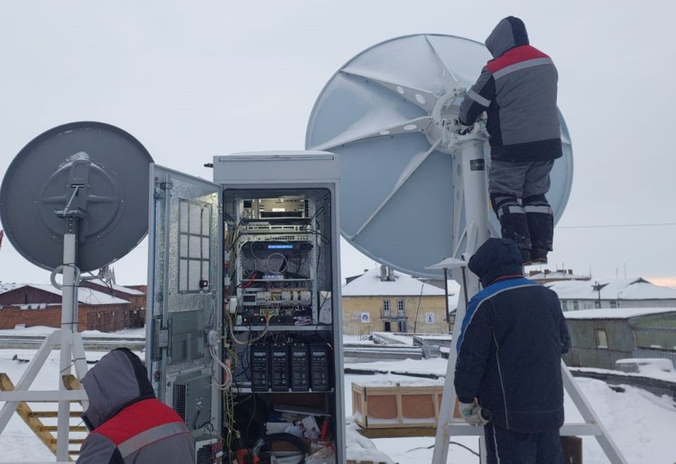 Инженеры монтируют телеком-оборудование в Диксоне