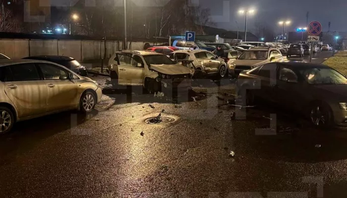 Машина с человеком внутри взорвалась на парковке в Москве