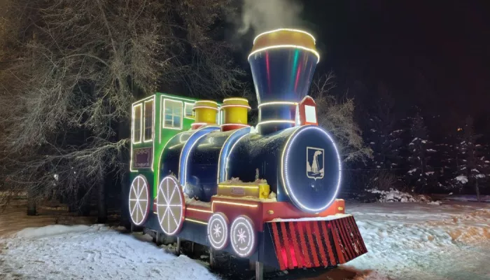 Снегири и знаменитый паровоз: как украсили Железнодорожный район к Новому году. Фото