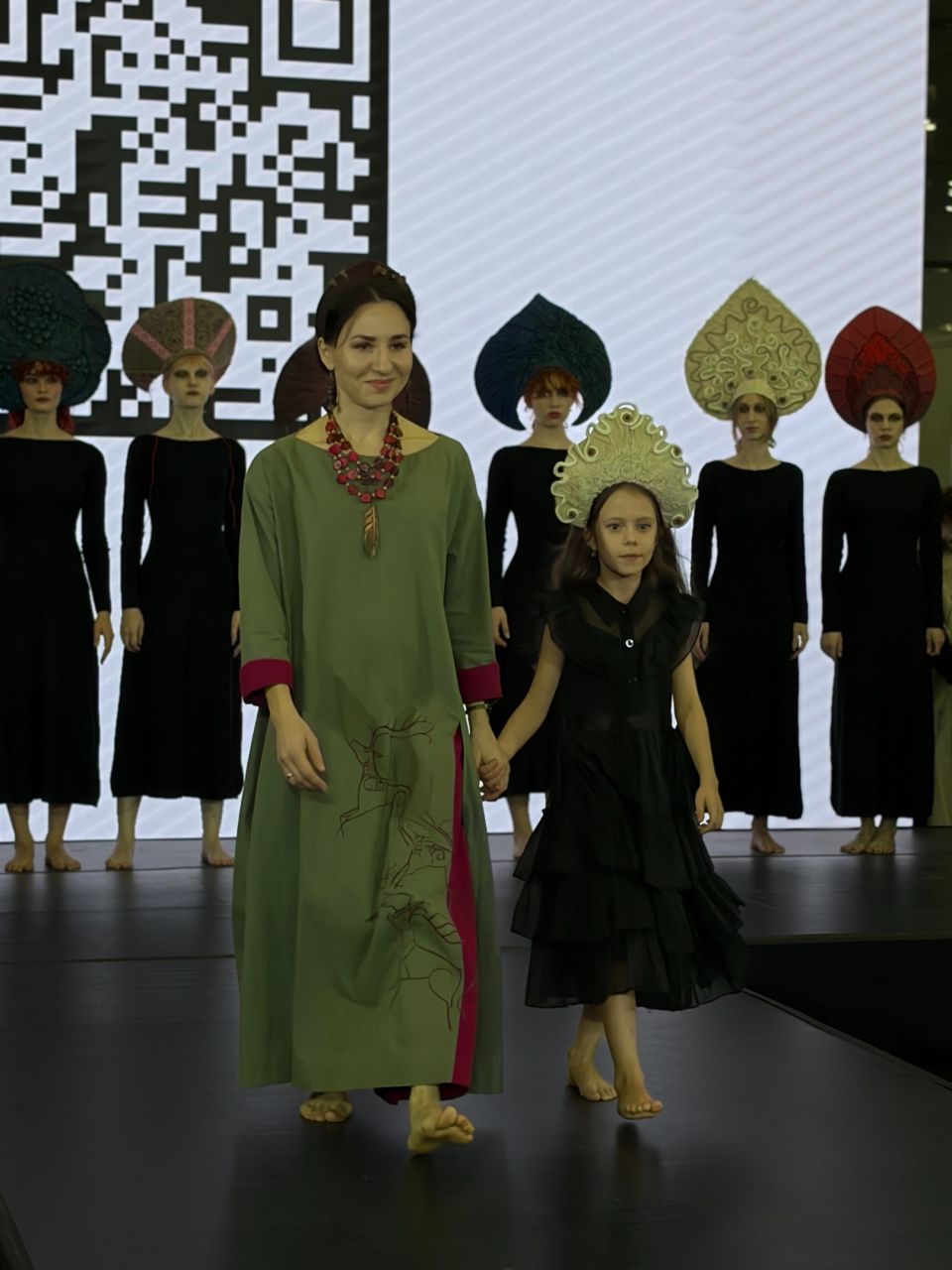 Алтайская мастерица представила коллекцию кокошников на "Ладье Fashion ШОУ"