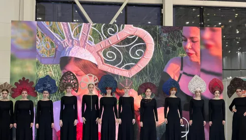 Алтайская мастерица представила коллекцию кокошников на Ладье Fashion ШОУ