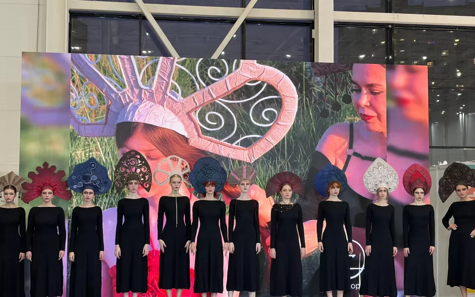 Алтайская мастерица представила коллекцию кокошников на Ладье Fashion ШОУ