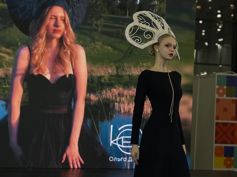 Алтайская мастерица представила коллекцию кокошников на "Ладье Fashion ШОУ"