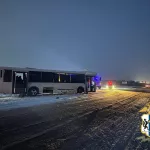 На новосибирской трассе люди выпали из автобуса при ДТП с фурой