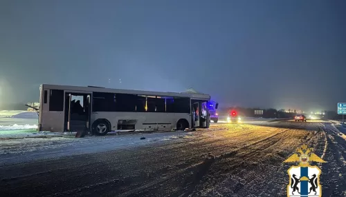 На новосибирской трассе люди выпали из автобуса при ДТП с фурой